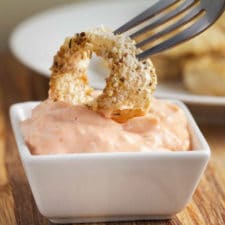 Crunchy Baked Onion Rings with Spicy Mayo via veggiechick.com #vegan