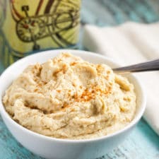 Creamy Roasted Garlic Hummus via veggiechick.com #vegan #glutenfree #socreamy