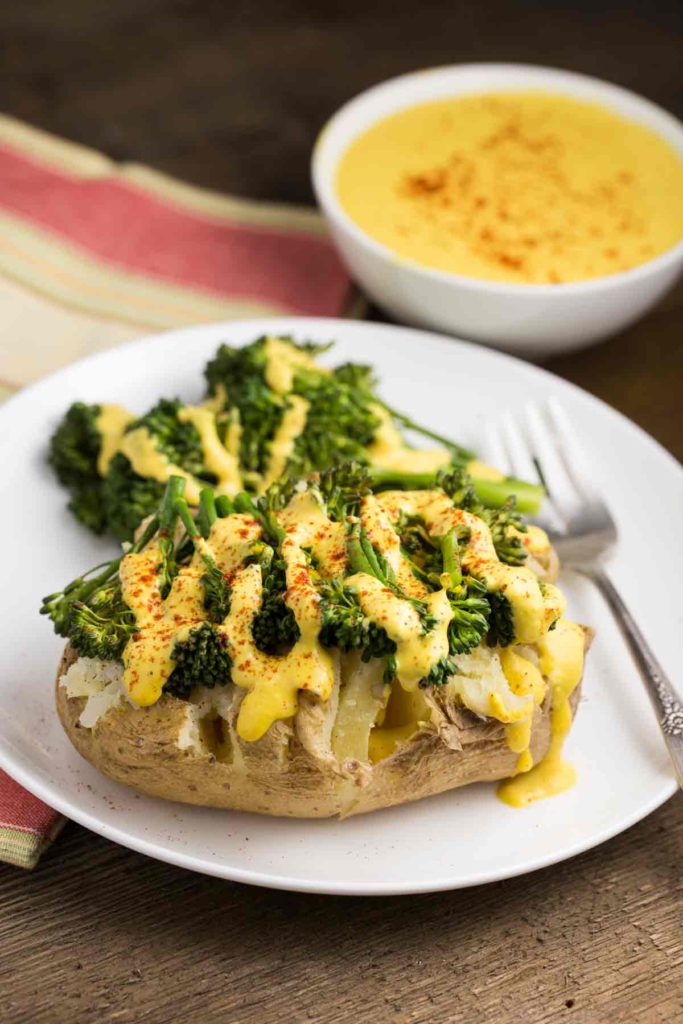 Spicy Baked Potato with Vegan Queso | via veggiechick.com #vegan #glutenfree