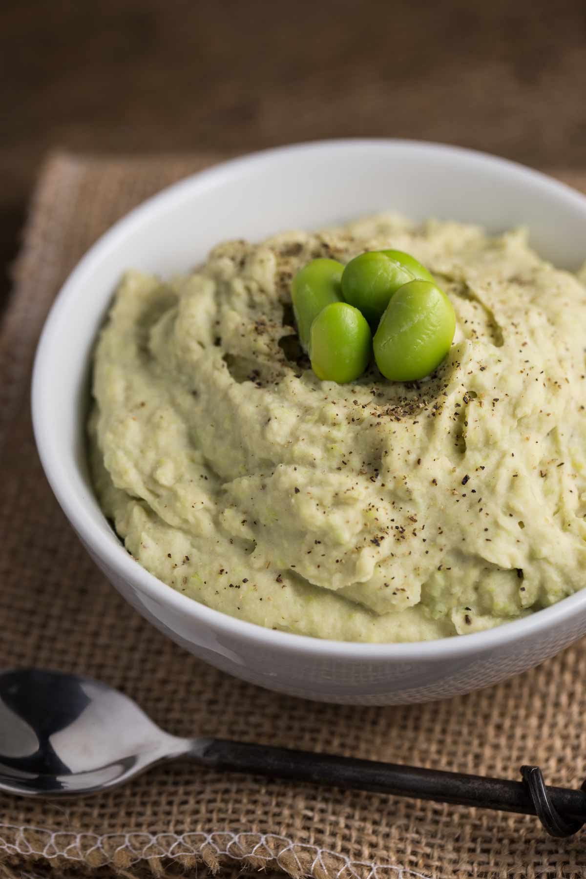 White Bean Edamame Hummus | via veggiechick.com #vegan #oilfree